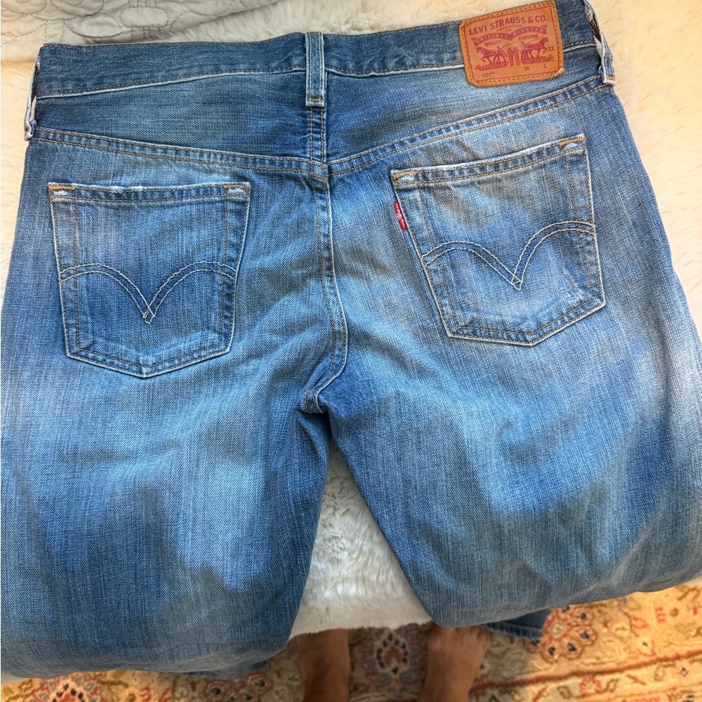Vintage 501 25x32. Button fly. Distressed areas. Leather Levi’s branding label. - Picture 2 of 10